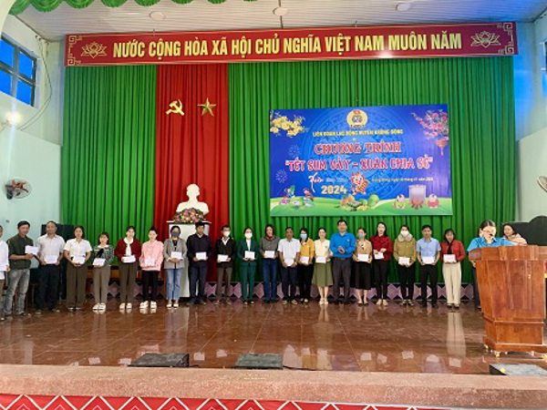 Liên đoàn Lao động huyện Krông Bông  Tổ chức trao tặng quà cho đoàn viên, người lao động  khó khăn nhân dịp Tết Nguyên Đán Giáp Thìn năm 2024